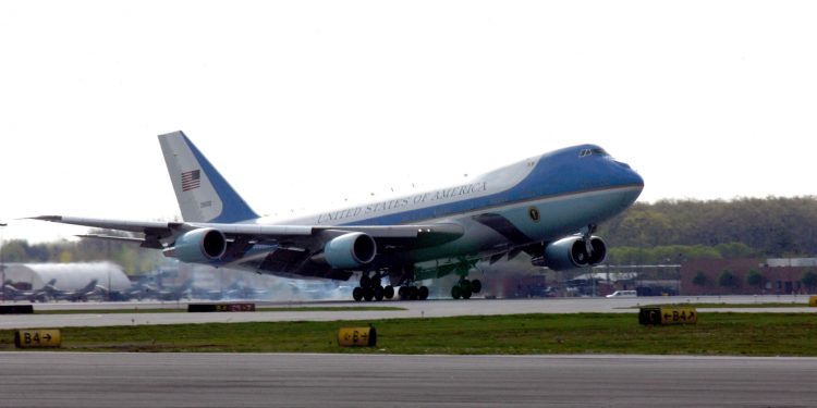 Un dron estuvo a punto de colisionar con el avión presidencial de Donald Trump