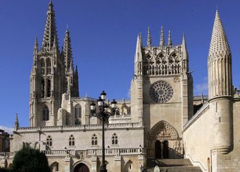 Estrellan un dron contra una de las torres de la Catedral de Burgos