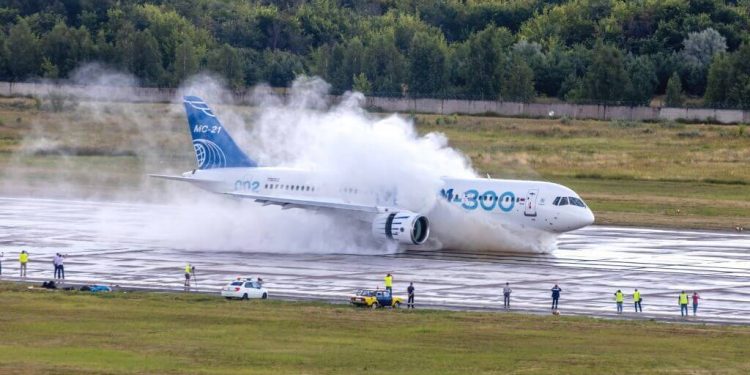 La rusa Irkut prueba que su avión MC-21-300 puede operar con agua en pista