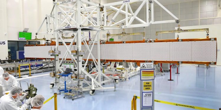 La antena de radar Sentinel-1C extiende sus alas por primera vez