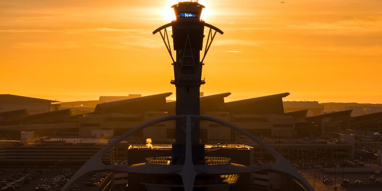 La FAA y el FBI investigan el supuesto vuelo de alguien en un ‘jetpack’ sobre el aeropuerto de Los Ángeles
