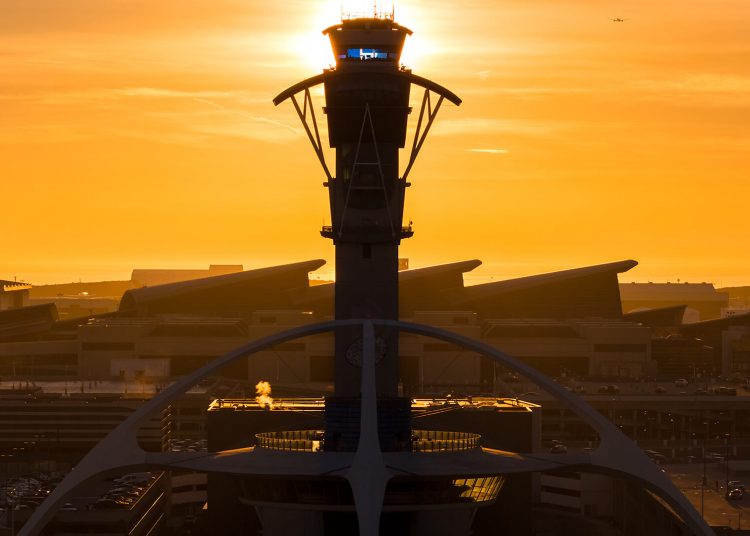 La FAA y el FBI investigan el supuesto vuelo de alguien en un ‘jetpack’ sobre el aeropuerto de Los Ángeles