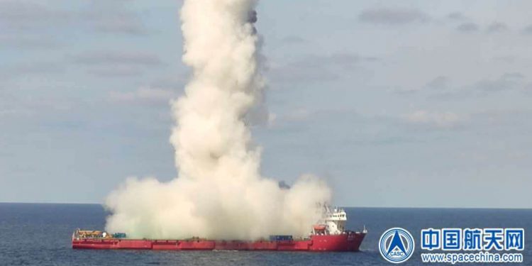Cohete chino en el mar