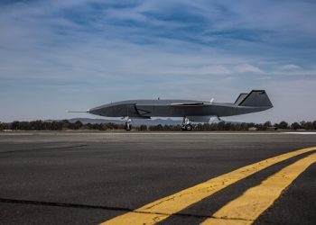 El avión Boeing Loyal Wingman de la RAAF rodó autónomamente por la pista por primera vez