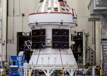 La Nasa instala los paneles solares de Orion