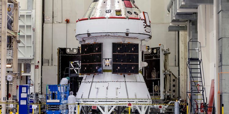 La Nasa instala los paneles solares de Orion
