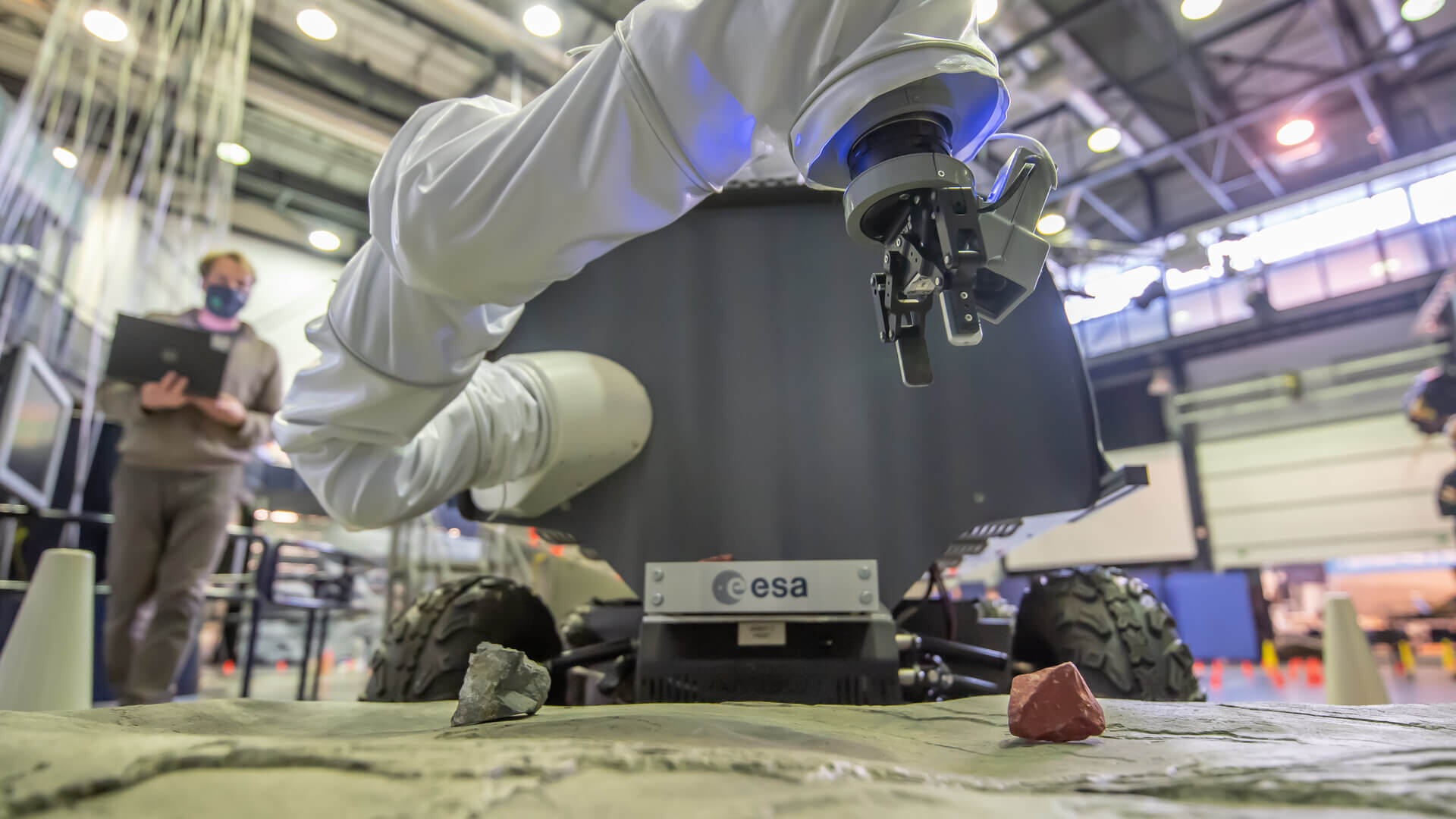 La ESA ensaya cómo operar en la Luna un rover desde fuera del satélite
