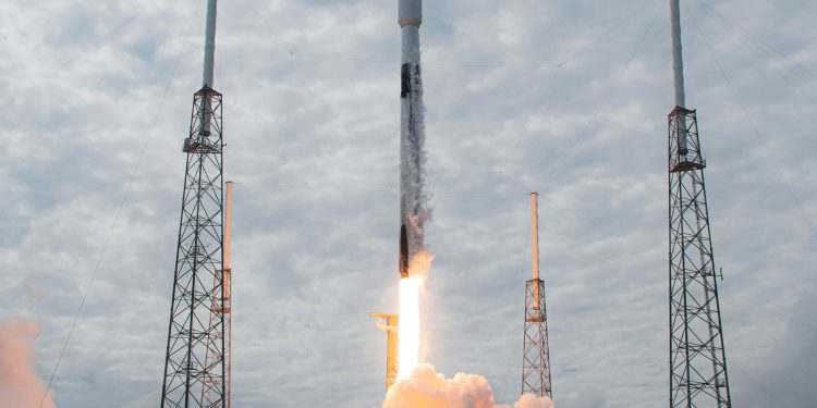 SpaceX lanzó su Falcon 9 con otros 60 satélites Starlink