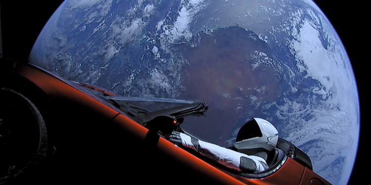 Starman de SpaceX y su Tesla sobrevuelan Marte