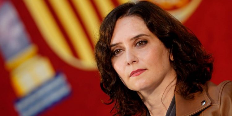 Díaz Ayuso pide a la CE más controles en los aeropuertos para atajar la entrada de Covid-19 por Barajas