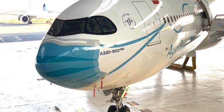 Avión de Garuda con mascarilla