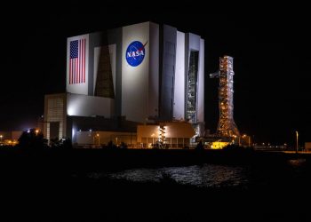 El lanzador móvil de la Nasa llegó a la plataforma de lanzamiento para pruebas y preparación para Artemisa I