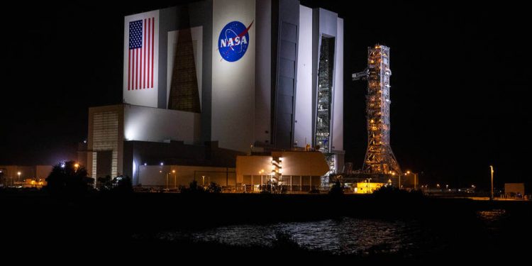El lanzador móvil de la Nasa llegó a la plataforma de lanzamiento para pruebas y preparación para Artemisa I