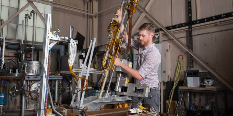 La Nasa contrata a Intuitive Machines para llevar a la Luna un taladro con un espectrómetro de masas