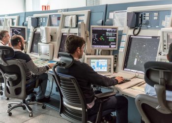 Controladores aéreos de ENAIRE en la aproximación de Málaga