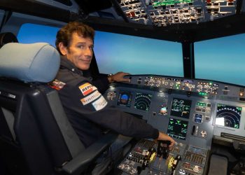 Juan Velarde prueba los simuladores de Simloc y Flight Level