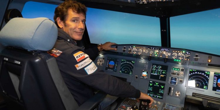 Juan Velarde prueba los simuladores de Simloc y Flight Level
