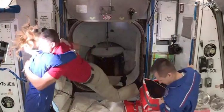 Los astronautas de la CrewDragon llegan a la ISS