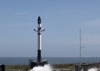 Rocket Lab lanza 30 satélites y logra la recuperación del cohete