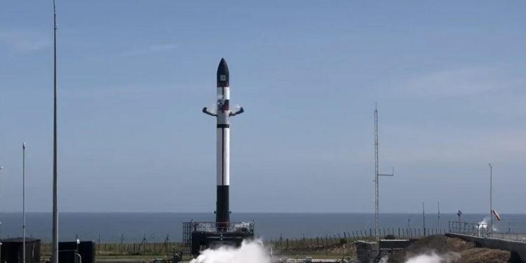 Rocket Lab lanza 30 satélites y logra la recuperación del cohete