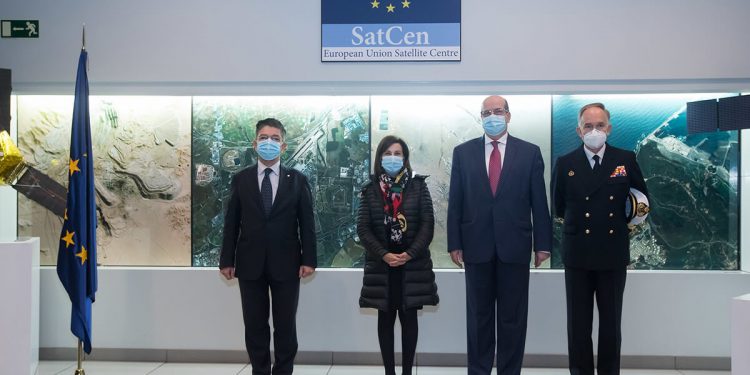 Robles visita el Centro de Satélites de la Unión Europea