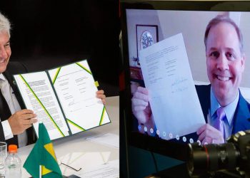 El administrador de la Nasa, Jim Bridenstine, y el ministro brasileño de Ciencia, Tecnología e Innovación (MCTI), Marcos Pontes.
