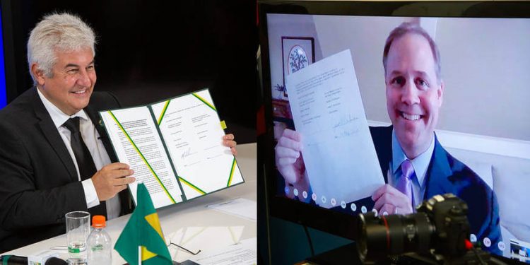 El administrador de la Nasa, Jim Bridenstine, y el ministro brasileño de Ciencia, Tecnología e Innovación (MCTI), Marcos Pontes.