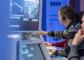 Controladores aéreos en un Centro de Control de Enaire.