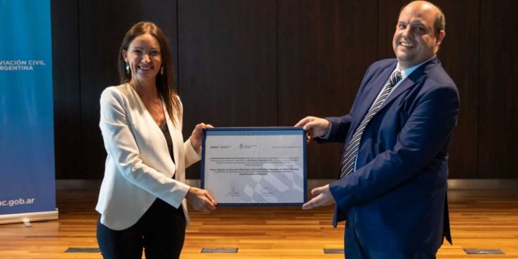 Pablo Ceriani, presidente de Aerolíneas Argentinas, y Paola Tamburelli, titular de la Administración Nacional de Aviación Civil (ANAC).
