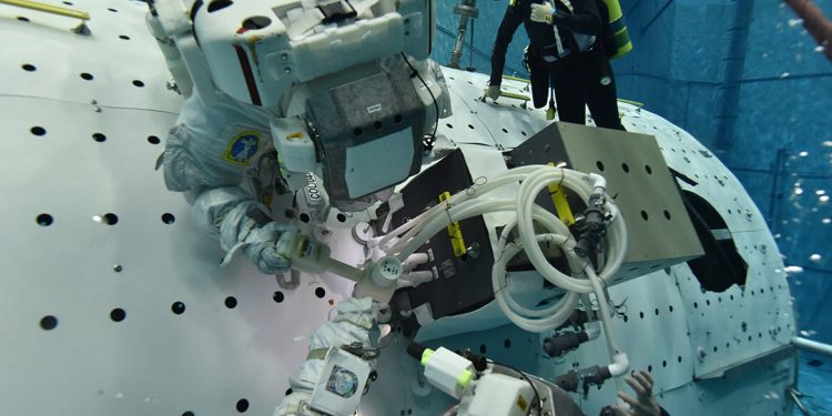 Astronautras entrenando en el laboratorio Buoyancy