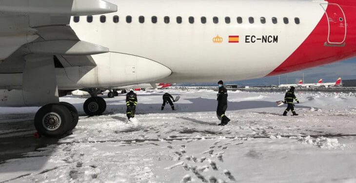 Iberia comienza a operar tras el temporal