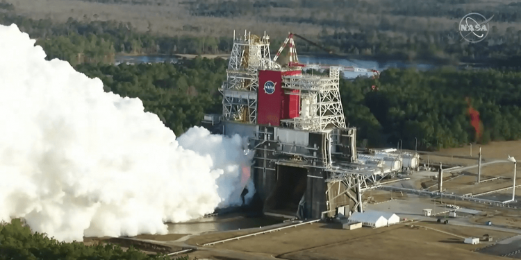 La Nasa realizó una prueba de la etapa central del cohete SLS para la misión lunar Artemisa I
