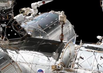 Dos astronautas de la Nasa salieron de la ISS para tareas de mantenimiento de la estación