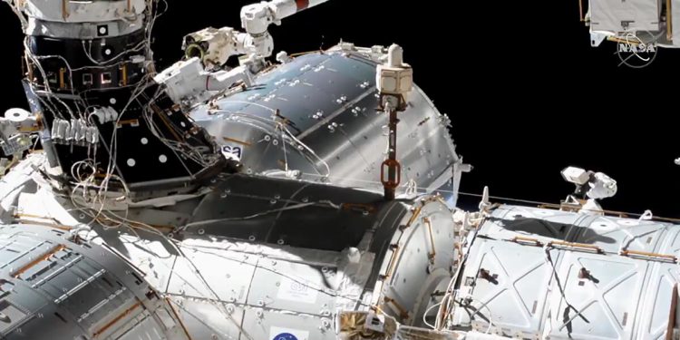 Dos astronautas de la Nasa salieron de la ISS para tareas de mantenimiento de la estación