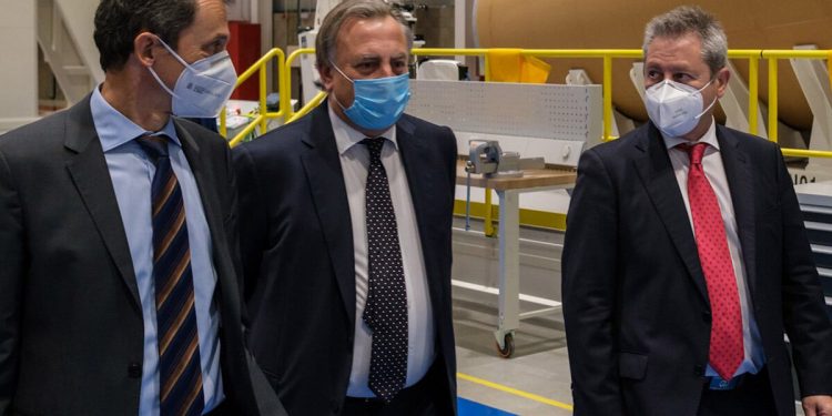 Pedro Duque visitó en Getafe la planta de Airbus donde se fabrican las estructuras del Ariane 6