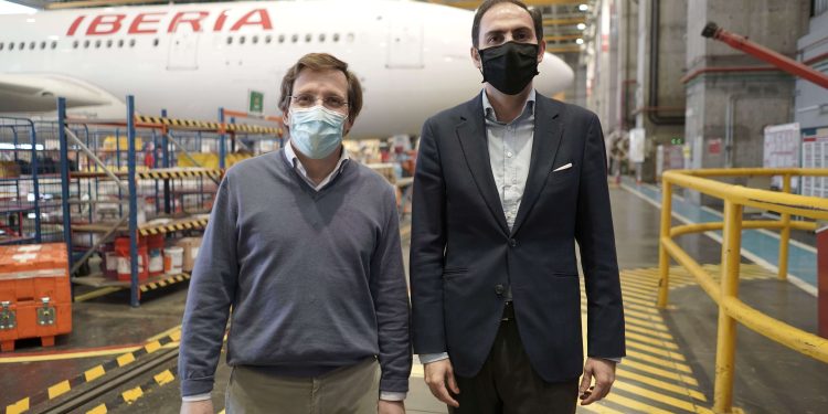 El alcalde Almeida, en su visita a las instalaciones de Iberia