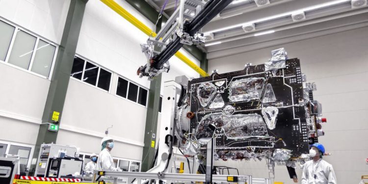Airbus conecta el brazo Magboom a la nave de la misión Juice