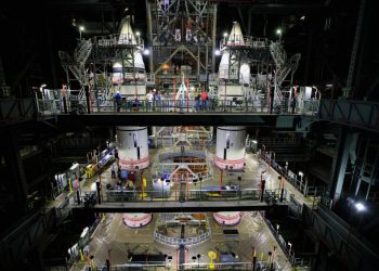 Colocados los segmentos de refuerzo de los impulsores del SLS de Artemisa I