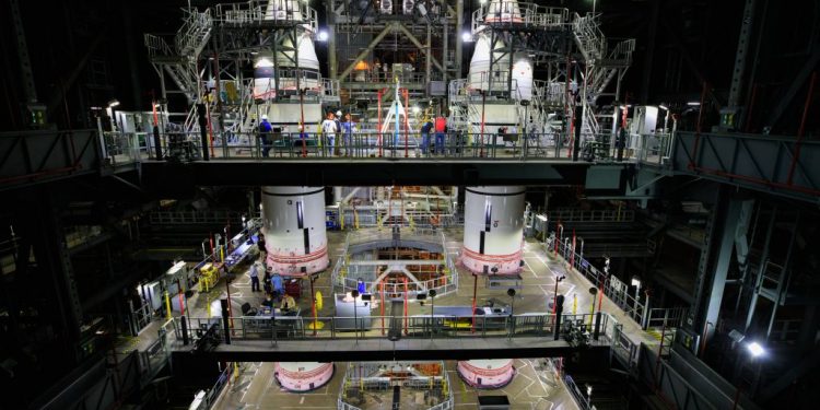 Colocados los segmentos de refuerzo de los impulsores del SLS de Artemisa I