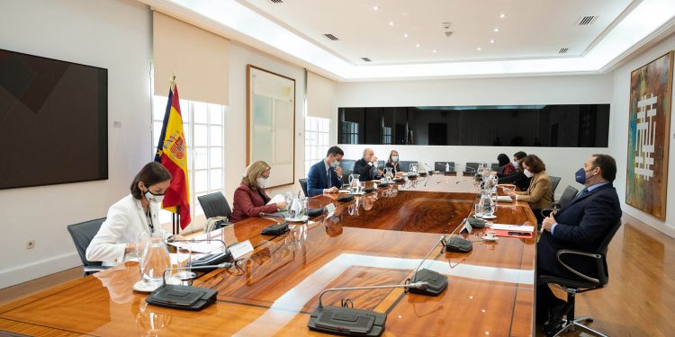 El Gobierno ve el certificado sanitario clave para recuperar la movilidad y favorecer el turismo