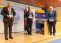 Luis Cayo Pérez Bueno, Pedro Saura y Ángel Luis Arias durante la presentación del libro