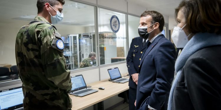 Macron asiste a “AsterX”, el primer ejercicio espacial militar en el CNES francés