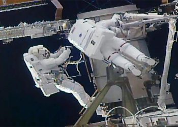Dos astronautas completaron sustituciones en los paneles solares de la ISS