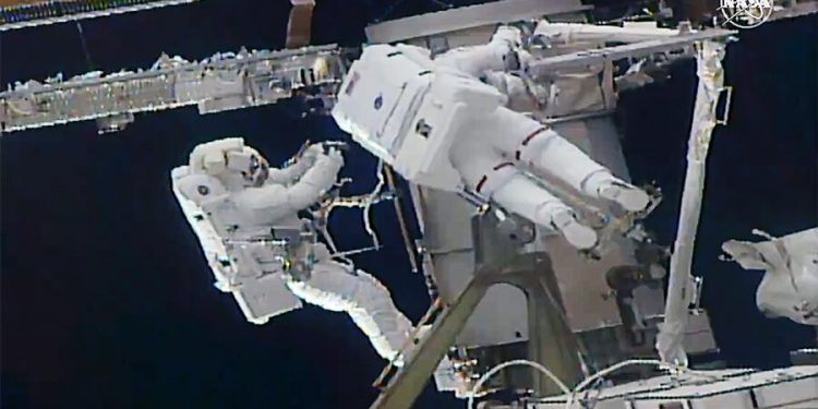 Dos astronautas completaron sustituciones en los paneles solares de la ISS