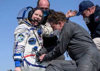 La astronauta estadounidense llega a la Tierra
