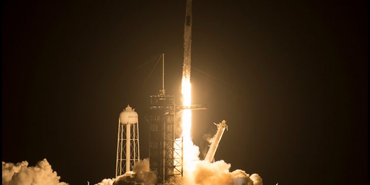La nave Crew Dragon con cuatro astronautas a bordo despegó hacia la ISS