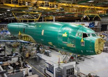 El primer fuselaje P-8A Poseidon para Noruega llega a las instalaciones de Boeing en Renton.