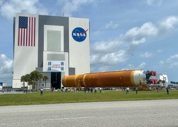 Boeing descargó la etapa central del SLS de la Nasa en el Centro Espacial Kennedy