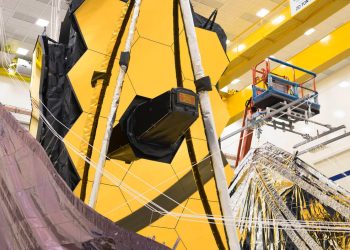 Embalado el parasol del telescopio espacial Webb para su viaje de millón y medio de kilómetros