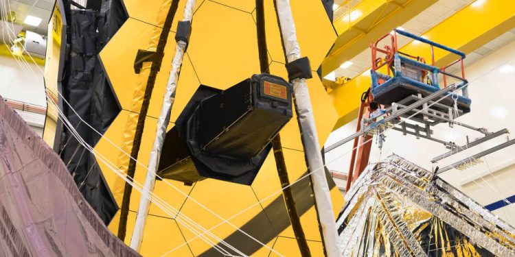 Embalado el parasol del telescopio espacial Webb para su viaje de millón y medio de kilómetros